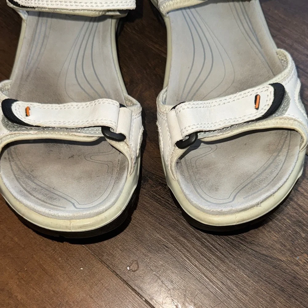 Ecco Women's Cream and Black Sandals
